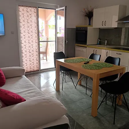 In With Terrace, Air Conditioning, Wi-fi, Dishwasher *