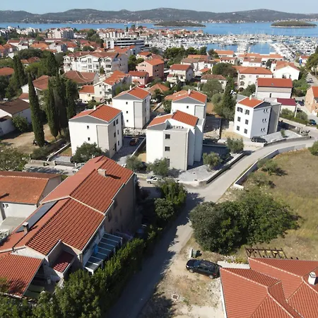 Apartman In With Terrace, Air Conditioning, Wi-fi, Dishwasher *