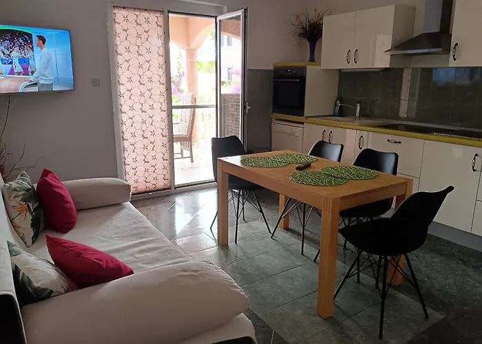 In With Terrace, Air Conditioning, Wi-fi, Dishwasher *